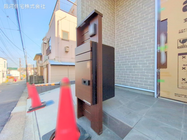 G00361044 神奈川県横浜市港南区大久保３丁目 新築一戸建て 4980万円 土地面積101.59m² (約30.73坪) 建物面積101.75m² (約30.77坪) 間取り３ＬＤＫ 築年月2025年03月(築１年以内)【外観7】