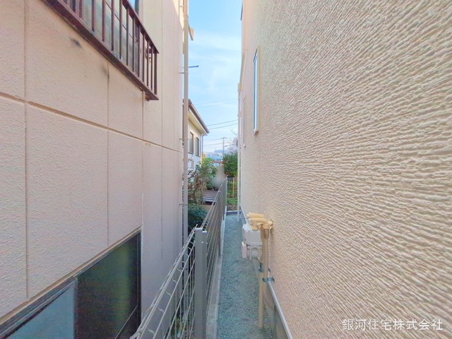 G00361044 神奈川県横浜市港南区大久保３丁目 新築一戸建て 4980万円 土地面積101.59m² (約30.73坪) 建物面積101.75m² (約30.77坪) 間取り３ＬＤＫ 築年月2025年03月(築１年以内)【外観8】