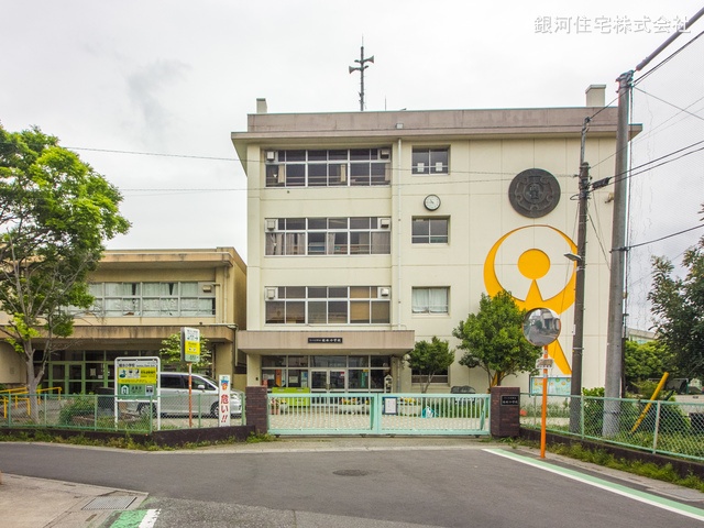 G00368207 埼玉県さいたま市西区大字中野林 新築一戸建て 3180万円 土地面積146.54m² (約44.32坪) 建物面積99.36m² (約30.05坪) 間取り４ＬＤＫ 築年月2025年06月【周辺環境】さいたま市立植水小学校