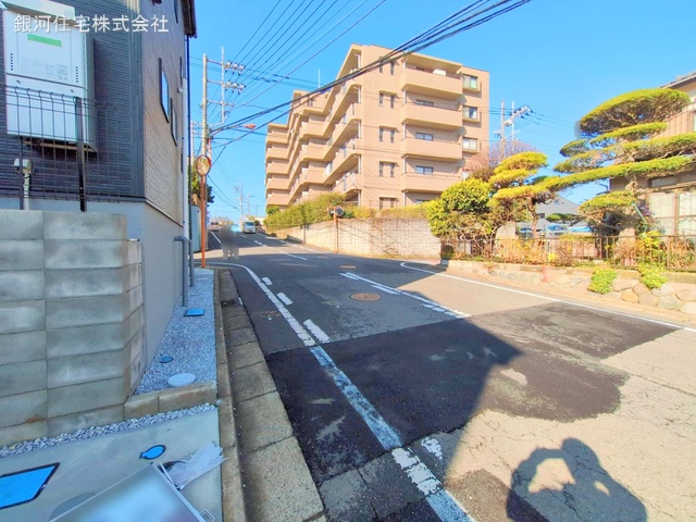 G00368218 神奈川県藤沢市石川５丁目 新築一戸建て 4780万円 土地面積141.47m² (約42.79坪) 建物面積112.20m² (約33.94坪) 間取り４ＬＤＫ 築年月2025年02月(築１年以内)【外観13】