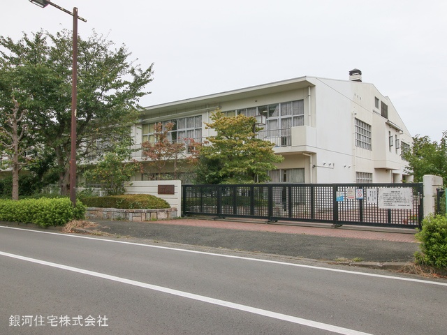 G00368218 神奈川県藤沢市石川５丁目 新築一戸建て 4780万円 土地面積141.47m² (約42.79坪) 建物面積112.20m² (約33.94坪) 間取り４ＬＤＫ 築年月2025年02月(築１年以内)【周辺環境】藤沢市立石川小学校
