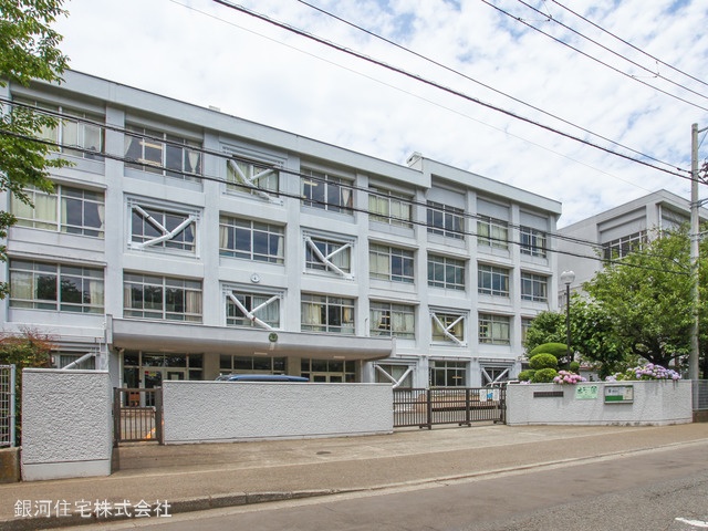 G00368218 神奈川県藤沢市石川５丁目 新築一戸建て 4780万円 土地面積141.47m² (約42.79坪) 建物面積112.20m² (約33.94坪) 間取り４ＬＤＫ 築年月2025年02月(築１年以内)【周辺環境】藤沢市立秋葉台中学校