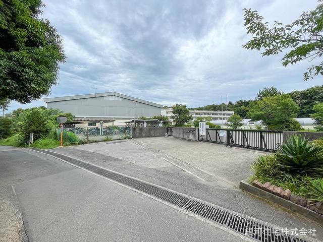 G00368237 千葉県四街道市旭ヶ丘４丁目 新築一戸建て 3180万円 土地面積124.74m² (約37.73坪) 建物面積100.19m² (約30.30坪) 間取り４ＬＤＫ 築年月2025年06月【周辺環境】四街道市立旭中学校