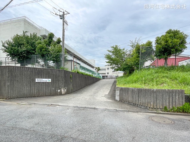 G00368237 千葉県四街道市旭ヶ丘４丁目 新築一戸建て 3180万円 土地面積124.74m² (約37.73坪) 建物面積100.19m² (約30.30坪) 間取り４ＬＤＫ 築年月2025年06月【周辺環境】四街道市立中央保育所分園
