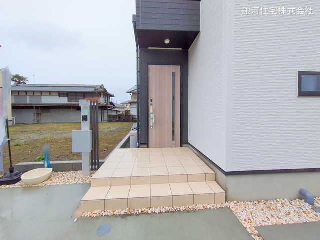 G00368261 神奈川県小田原市栢山 新築一戸建て 2499万円 土地面積120.92m² (約36.57坪) 建物面積99.15m² (約29.99坪) 間取り４ＬＤＫ 築年月2025年01月(築１年以内)【外観7】