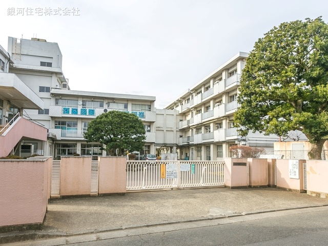 G00368283 東京都府中市四谷３丁目 新築一戸建て 6090万円 土地面積140.67m² (約42.55坪) 建物面積104.98m² (約31.75坪) 間取り４ＬＤＫ 築年月2025年05月【周辺環境】府中市立府中第八中学校