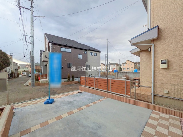G00372250 東京都西東京市芝久保町５丁目 新築一戸建て 4680万円 土地面積100.15m² (約30.29坪) 建物面積79.48m² (約24.04坪) 間取り３ＬＤＫ 築年月2025年01月(築１年以内)【外観4】