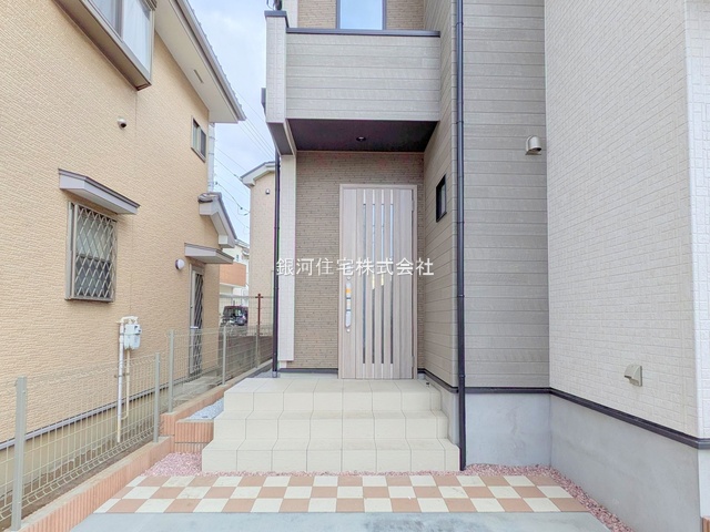 G00372250 東京都西東京市芝久保町５丁目 新築一戸建て 4680万円 土地面積100.15m² (約30.29坪) 建物面積79.48m² (約24.04坪) 間取り３ＬＤＫ 築年月2025年01月(築１年以内)【外観5】