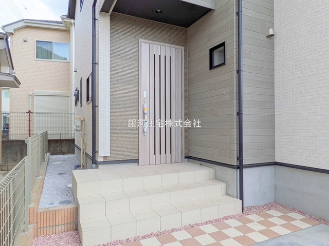 G00372250 東京都西東京市芝久保町５丁目 新築一戸建て 4680万円 土地面積100.15m² (約30.29坪) 建物面積79.48m² (約24.04坪) 間取り３ＬＤＫ 築年月2025年01月(築１年以内)【外観6】