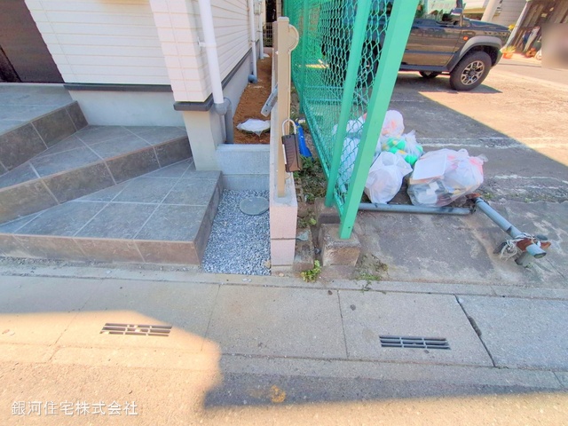 G00373511 埼玉県川口市芝下３丁目 新築一戸建て 4199万円 土地面積55.26m² (約16.71坪) 建物面積105.66m² (約31.96坪) 間取り３ＬＤＫ 築年月2025年04月(築１年以内)【外観4】