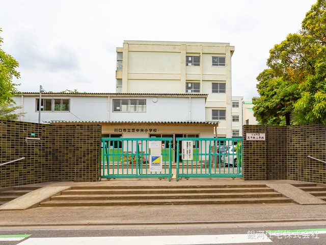 G00373511 埼玉県川口市芝下３丁目 新築一戸建て 4199万円 土地面積55.26m² (約16.71坪) 建物面積105.66m² (約31.96坪) 間取り３ＬＤＫ 築年月2025年04月(築１年以内)【周辺環境】川口市立芝中央小学校