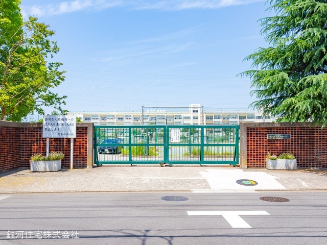 G00373511 埼玉県川口市芝下３丁目 新築一戸建て 4199万円 土地面積55.26m² (約16.71坪) 建物面積105.66m² (約31.96坪) 間取り３ＬＤＫ 築年月2025年04月(築１年以内)【周辺環境】川口市立芝東中学校