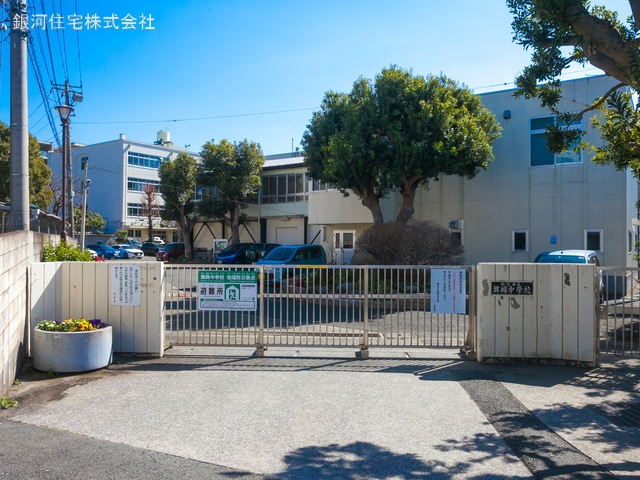 G00373546 神奈川県横浜市戸塚区柏尾町 新築一戸建て 4980万円 土地面積125.51m² (約37.96坪) 建物面積96.05m² (約29.05坪) 間取り４ＬＤＫ 築年月2025年03月(築１年以内)【周辺環境】横浜市立舞岡中学校