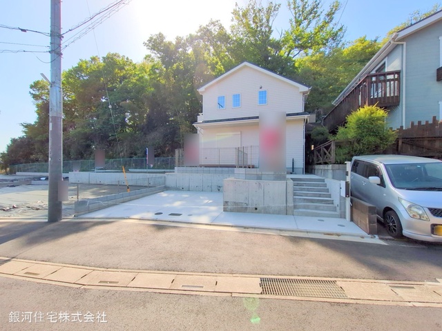 G00373549 東京都武蔵村山市中央３丁目 新築一戸建て 3630万円 土地面積141.15m² (約42.69坪) 建物面積92.53m² (約27.99坪) 間取り３ＬＤＫ 築年月2025年01月(築１年以内)【外観2】