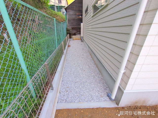 G00373549 東京都武蔵村山市中央３丁目 新築一戸建て 3630万円 土地面積141.15m² (約42.69坪) 建物面積92.53m² (約27.99坪) 間取り３ＬＤＫ 築年月2025年01月(築１年以内)【外観4】