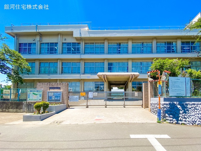G00373549 東京都武蔵村山市中央３丁目 新築一戸建て 3630万円 土地面積141.15m² (約42.69坪) 建物面積92.53m² (約27.99坪) 間取り３ＬＤＫ 築年月2025年01月(築１年以内)【周辺環境】武蔵村山市立第三小学校