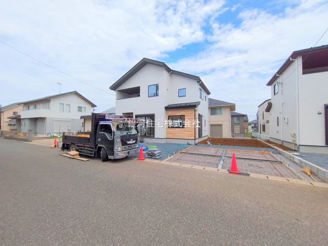 G00374751 千葉県木更津市羽鳥野５丁目 新築一戸建て 3899万円 土地面積217.82m² (約65.89坪) 建物面積112.79m² (約34.11坪) 間取り４ＬＤＫ 築年月2025年06月(築１年以内)【外観2】