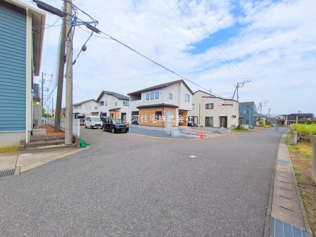 G00374751 千葉県木更津市羽鳥野５丁目 新築一戸建て 3899万円 土地面積217.82m² (約65.89坪) 建物面積112.79m² (約34.11坪) 間取り４ＬＤＫ 築年月2025年06月(築１年以内)【外観3】