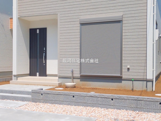 G00374837 千葉県市川市中国分５丁目 新築一戸建て 4780万円 土地面積156.59m² (約47.36坪) 建物面積99.57m² (約30.11坪) 間取り４ＬＤＫ 築年月2025年05月(築１年以内)【外観9】