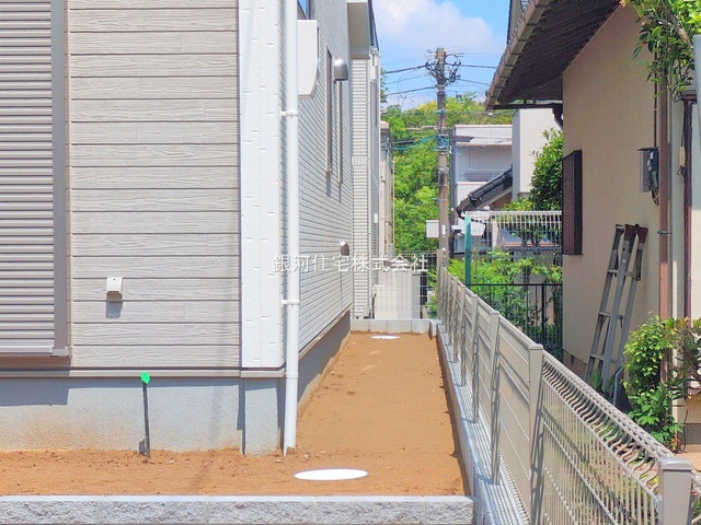 G00374837 千葉県市川市中国分５丁目 新築一戸建て 4780万円 土地面積156.59m² (約47.36坪) 建物面積99.57m² (約30.11坪) 間取り４ＬＤＫ 築年月2025年05月(築１年以内)【外観10】