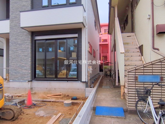 G00374952 千葉県船橋市習志野２丁目 新築一戸建て 4099万円 土地面積118.71m² (約35.90坪) 建物面積105.92m² (約32.04坪) 間取り３ＳＬＤＫ 築年月2025年08月【外観8】