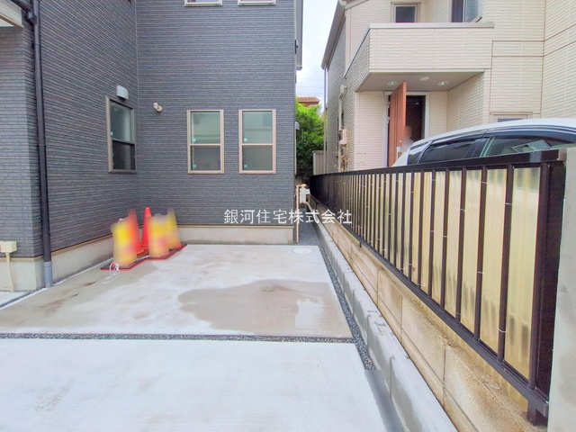 G00375247 千葉県船橋市丸山３丁目 新築一戸建て 3480万円 土地面積95.11m² (約28.77坪) 建物面積92.74m² (約28.05坪) 間取り３ＬＤＫ 築年月2025年03月(築１年以内)【外観4】