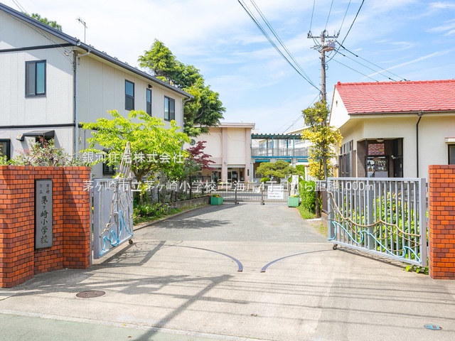 G00375252 神奈川県茅ヶ崎市中海岸４丁目 新築一戸建て 4880万円 土地面積96.64m² (約29.23坪) 建物面積92.30m² (約27.92坪) 間取り４ＬＤＫ 築年月2025年03月(築１年以内)【周辺環境】茅ヶ崎市立茅ヶ崎小学校