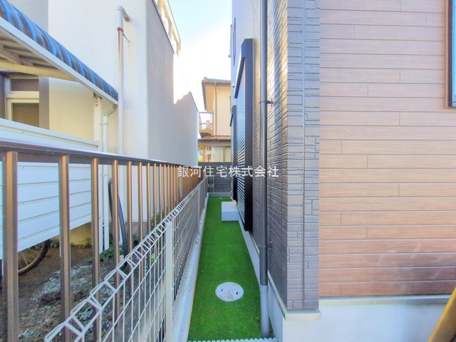 G00376450 埼玉県志木市柏町５丁目 新築一戸建て 4790万円 土地面積86.62m² (約26.20坪) 建物面積101.02m² (約30.55坪) 間取り３ＳＬＤＫ 築年月2025年07月(築１年以内)【外観7】