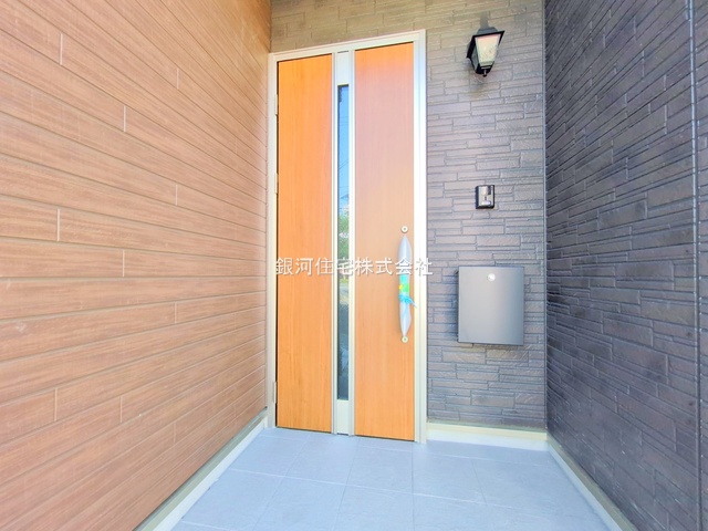 G00376450 埼玉県志木市柏町５丁目 新築一戸建て 4790万円 土地面積86.62m² (約26.20坪) 建物面積101.02m² (約30.55坪) 間取り３ＳＬＤＫ 築年月2025年07月(築１年以内)【外観9】