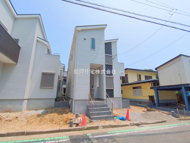 G00378105 神奈川県横須賀市鴨居１丁目 新築一戸建て 3280万円 土地面積102.58m² (約31.03坪) 建物面積97.70m² (約29.55坪) 間取り４ＬＤＫ 築年月2025年04月(築１年以内)【外観2】