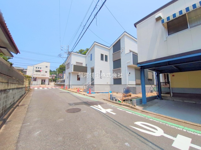 G00378105 神奈川県横須賀市鴨居１丁目 新築一戸建て 3280万円 土地面積102.58m² (約31.03坪) 建物面積97.70m² (約29.55坪) 間取り４ＬＤＫ 築年月2025年04月(築１年以内)【外観3】
