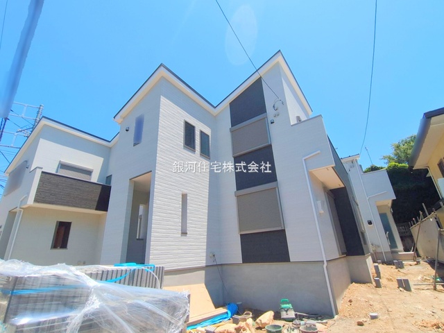 G00378105 神奈川県横須賀市鴨居１丁目 新築一戸建て 3280万円 土地面積102.58m² (約31.03坪) 建物面積97.70m² (約29.55坪) 間取り４ＬＤＫ 築年月2025年04月(築１年以内)【外観5】