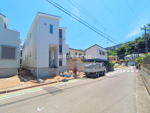 G00378105 神奈川県横須賀市鴨居１丁目 新築一戸建て 3280万円 土地面積102.58m² (約31.03坪) 建物面積97.70m² (約29.55坪) 間取り４ＬＤＫ 築年月2025年04月(築１年以内)【外観6】