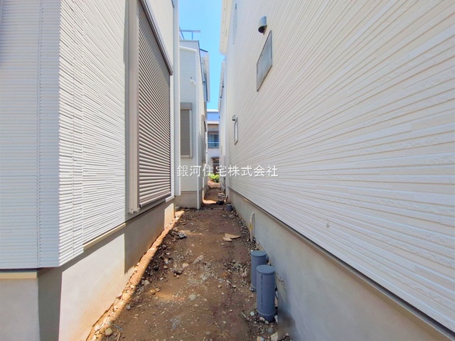 G00378105 神奈川県横須賀市鴨居１丁目 新築一戸建て 3280万円 土地面積102.58m² (約31.03坪) 建物面積97.70m² (約29.55坪) 間取り４ＬＤＫ 築年月2025年04月(築１年以内)【外観10】