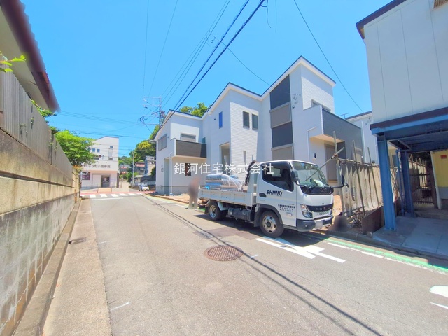 G00378105 神奈川県横須賀市鴨居１丁目 新築一戸建て 3280万円 土地面積102.58m² (約31.03坪) 建物面積97.70m² (約29.55坪) 間取り４ＬＤＫ 築年月2025年04月(築１年以内)【外観11】