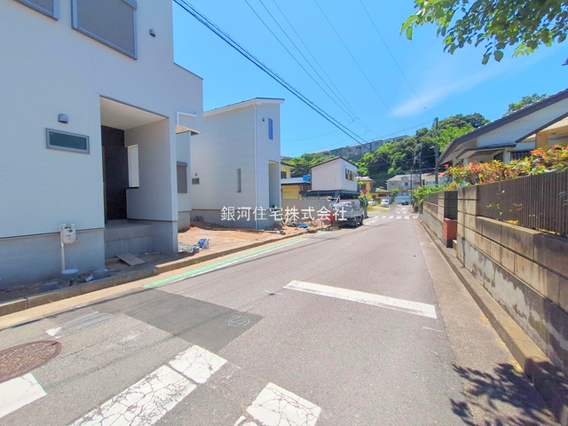 G00378105 神奈川県横須賀市鴨居１丁目 新築一戸建て 3280万円 土地面積102.58m² (約31.03坪) 建物面積97.70m² (約29.55坪) 間取り４ＬＤＫ 築年月2025年04月(築１年以内)【外観12】