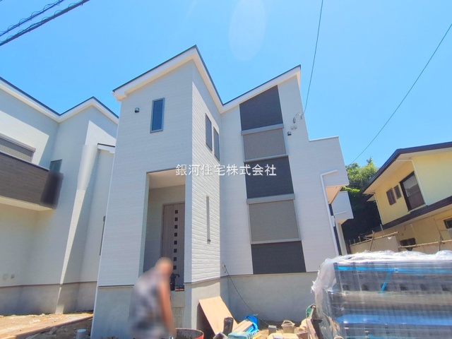 G00378105 神奈川県横須賀市鴨居１丁目 新築一戸建て 3280万円 土地面積102.58m² (約31.03坪) 建物面積97.70m² (約29.55坪) 間取り４ＬＤＫ 築年月2025年04月(築１年以内)【外観14】