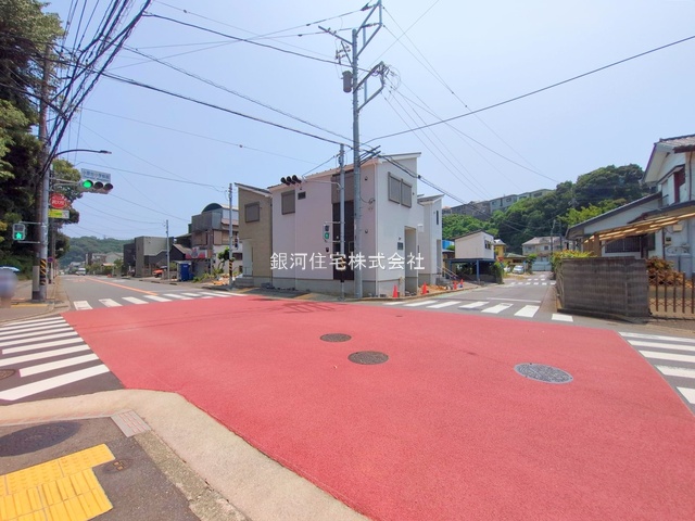 G00378106 神奈川県横須賀市鴨居１丁目 新築一戸建て 3480万円 土地面積102.49m² (約31.00坪) 建物面積96.88m² (約29.30坪) 間取り４ＬＤＫ 築年月2025年04月(築１年以内)【外観3】