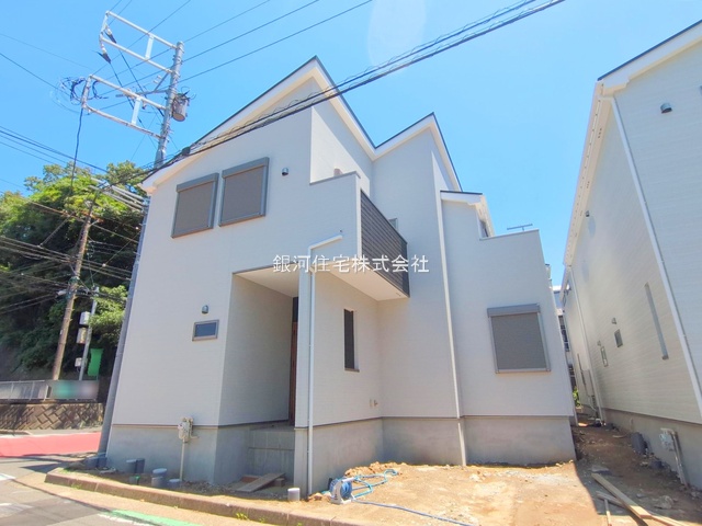 G00378106 神奈川県横須賀市鴨居１丁目 新築一戸建て 3480万円 土地面積102.49m² (約31.00坪) 建物面積96.88m² (約29.30坪) 間取り４ＬＤＫ 築年月2025年04月(築１年以内)【外観4】