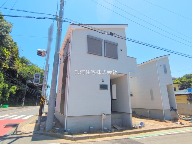 G00378106 神奈川県横須賀市鴨居１丁目 新築一戸建て 3480万円 土地面積102.49m² (約31.00坪) 建物面積96.88m² (約29.30坪) 間取り４ＬＤＫ 築年月2025年04月(築１年以内)【外観5】
