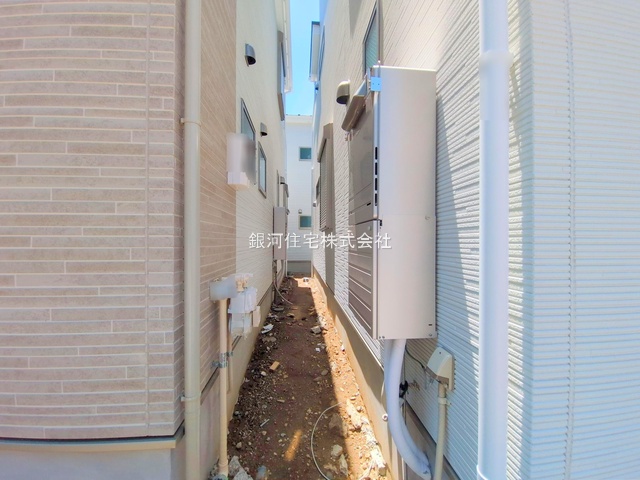 G00378106 神奈川県横須賀市鴨居１丁目 新築一戸建て 3480万円 土地面積102.49m² (約31.00坪) 建物面積96.88m² (約29.30坪) 間取り４ＬＤＫ 築年月2025年04月(築１年以内)【外観7】