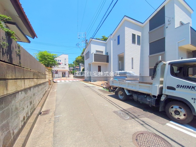 G00378106 神奈川県横須賀市鴨居１丁目 新築一戸建て 3480万円 土地面積102.49m² (約31.00坪) 建物面積96.88m² (約29.30坪) 間取り４ＬＤＫ 築年月2025年04月(築１年以内)【外観10】