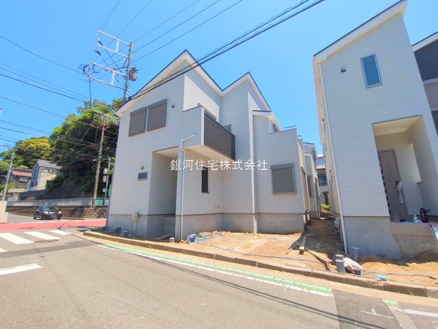 G00378106 神奈川県横須賀市鴨居１丁目 新築一戸建て 3480万円 土地面積102.49m² (約31.00坪) 建物面積96.88m² (約29.30坪) 間取り４ＬＤＫ 築年月2025年04月(築１年以内)【外観13】