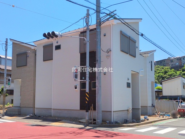 G00378106 神奈川県横須賀市鴨居１丁目 新築一戸建て 3480万円 土地面積102.49m² (約31.00坪) 建物面積96.88m² (約29.30坪) 間取り４ＬＤＫ 築年月2025年04月(築１年以内)【外観15】