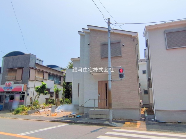G00378107 神奈川県横須賀市鴨居１丁目 新築一戸建て 3380万円 土地面積102.14m² (約30.89坪) 建物面積96.25m² (約29.11坪) 間取り４ＬＤＫ 築年月2025年04月(築１年以内)【外観2】