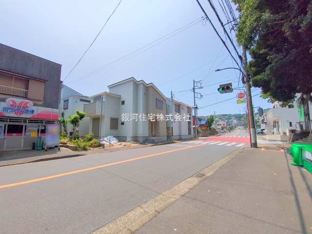 G00378107 神奈川県横須賀市鴨居１丁目 新築一戸建て 3380万円 土地面積102.14m² (約30.89坪) 建物面積96.25m² (約29.11坪) 間取り４ＬＤＫ 築年月2025年04月(築１年以内)【外観3】