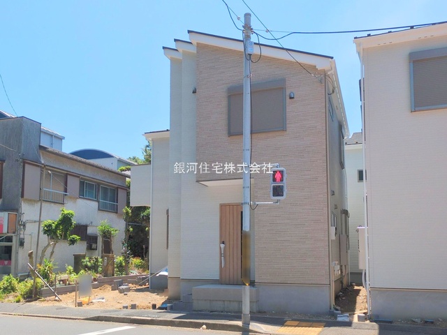 G00378107 神奈川県横須賀市鴨居１丁目 新築一戸建て 3380万円 土地面積102.14m² (約30.89坪) 建物面積96.25m² (約29.11坪) 間取り４ＬＤＫ 築年月2025年04月(築１年以内)【外観5】