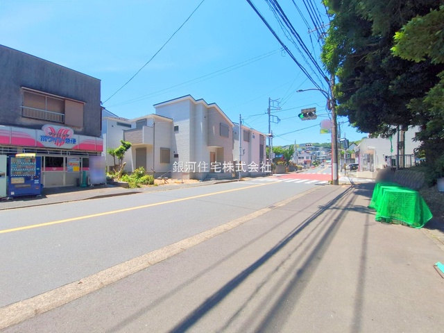 G00378107 神奈川県横須賀市鴨居１丁目 新築一戸建て 3380万円 土地面積102.14m² (約30.89坪) 建物面積96.25m² (約29.11坪) 間取り４ＬＤＫ 築年月2025年04月(築１年以内)【外観6】