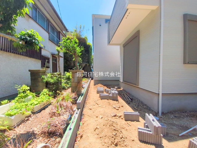 G00378107 神奈川県横須賀市鴨居１丁目 新築一戸建て 3380万円 土地面積102.14m² (約30.89坪) 建物面積96.25m² (約29.11坪) 間取り４ＬＤＫ 築年月2025年04月(築１年以内)【外観7】