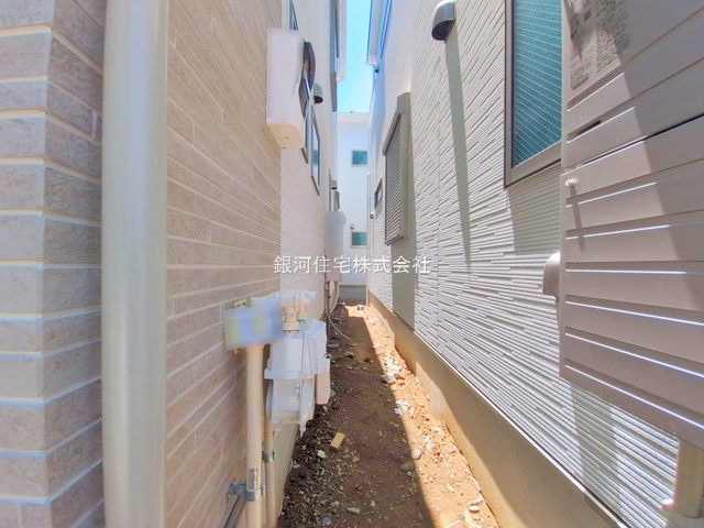 G00378107 神奈川県横須賀市鴨居１丁目 新築一戸建て 3380万円 土地面積102.14m² (約30.89坪) 建物面積96.25m² (約29.11坪) 間取り４ＬＤＫ 築年月2025年04月(築１年以内)【外観8】